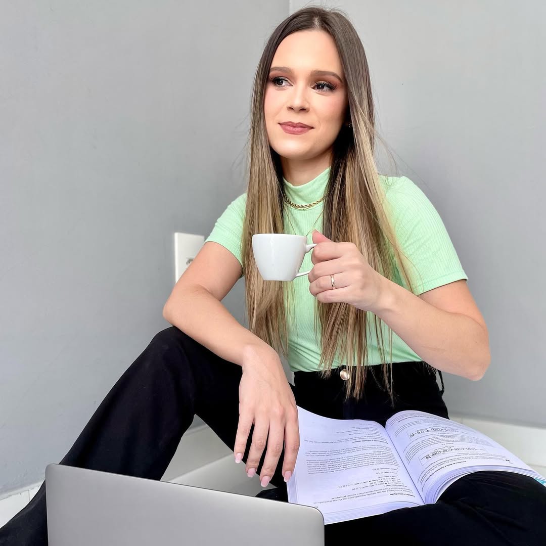 Jéssica Alves, psicóloga, com uma xícara de café